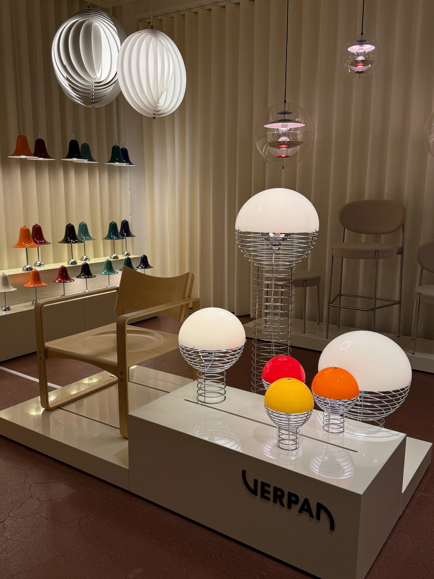 Lampe Wire Verner Panton blanche Ø30 cm, design danois iconique des années 70, au Showroom Verpan Copenhagen