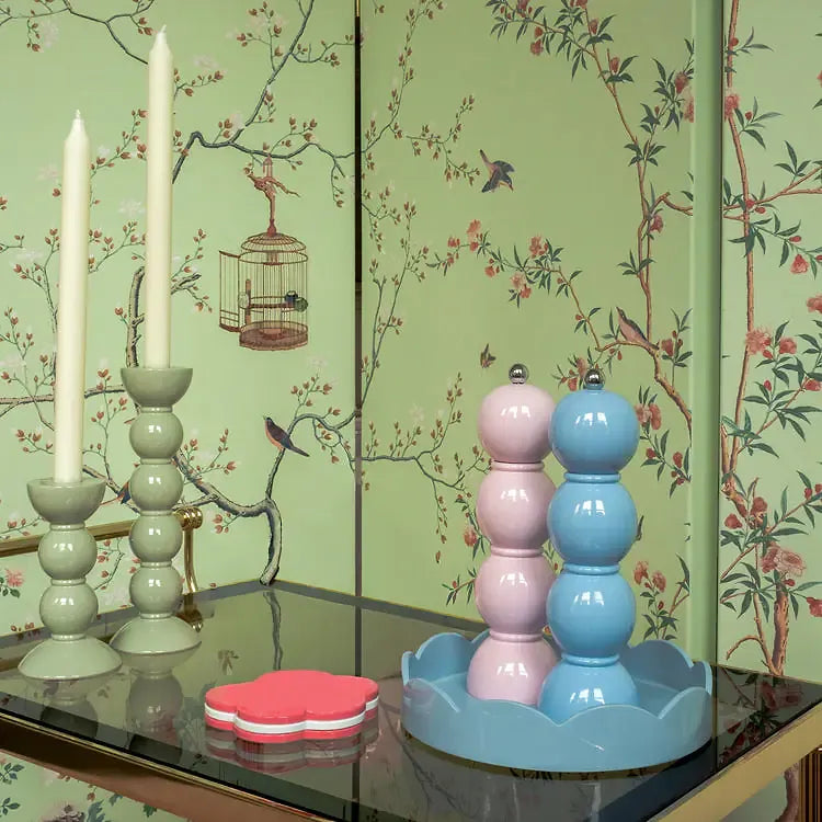 Le Bobbin Rose et le Bobbin posés sur une table d'appoint