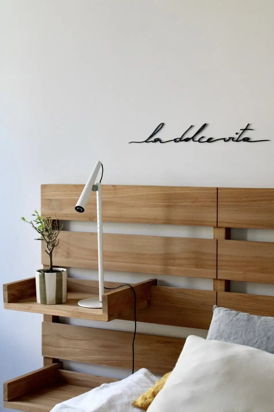 Applique murale "La Dolce Vita" par Atelier Suspendu dans une chambre