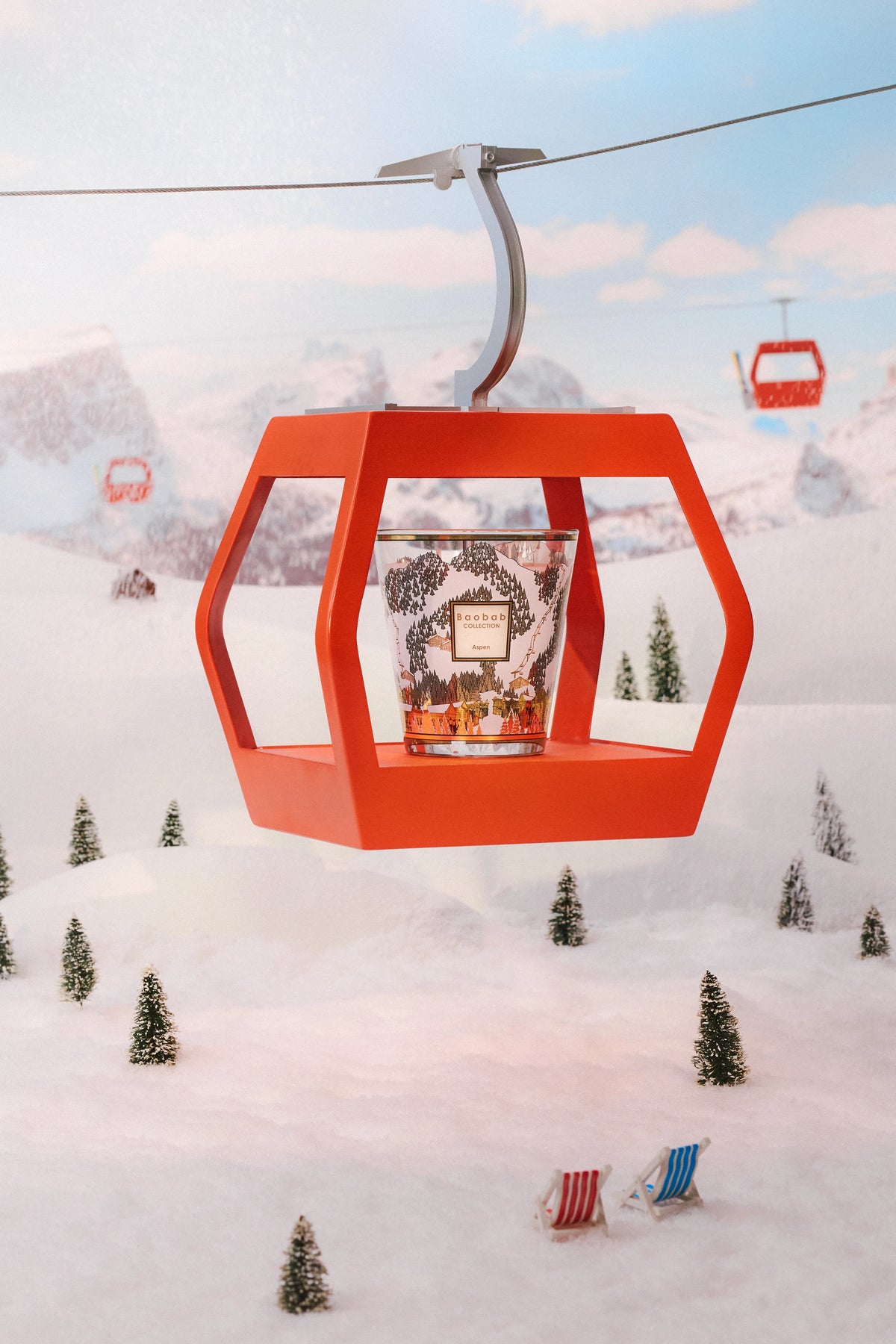 Bougie parfumée Aspen Baobab Collection, décor de sapins et village de montagne en sérigraphie