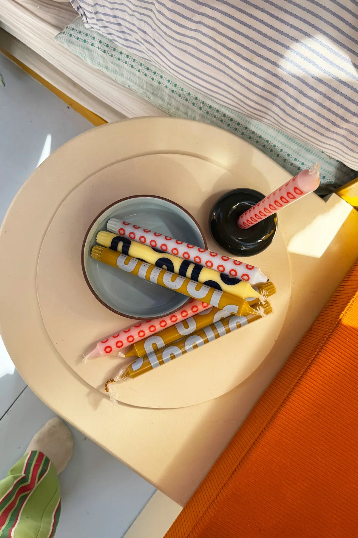 Bougies à motifs Studio About avec petit bougeoir Bob vert studio About