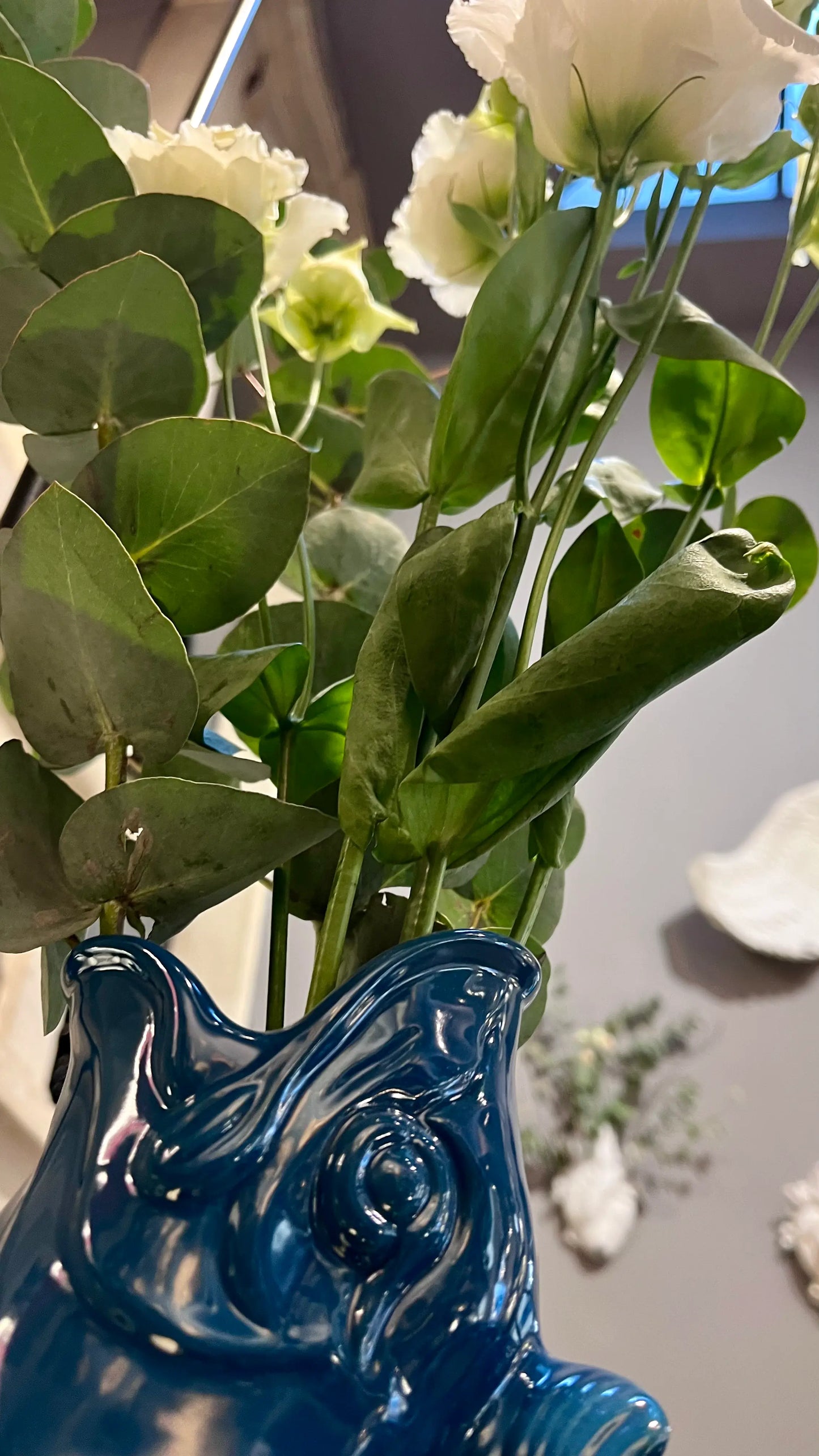Vase Glouglou cobalt avec des fleurs, vue plongeante par le dessous