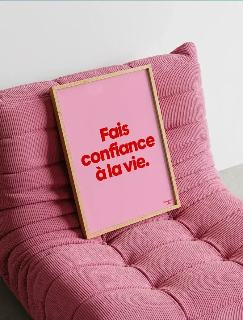 Affiche "Fais confiance à la vie" en rouge sur fond rose.