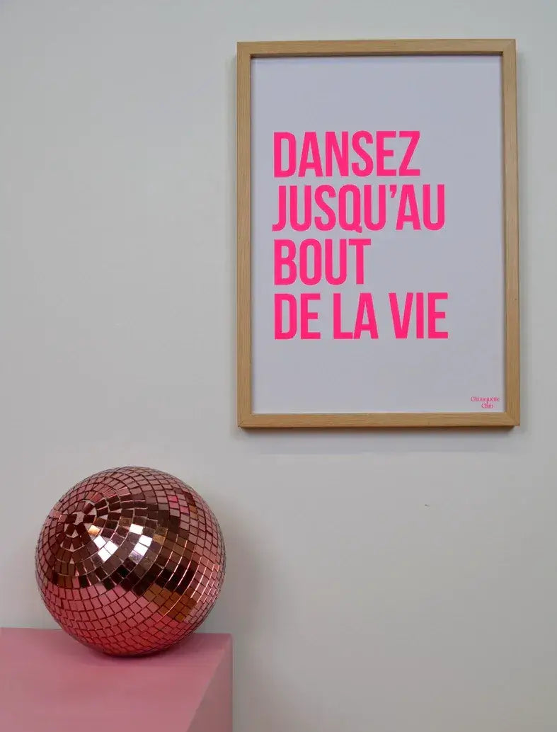 Affiche "Dansez jusqu'au bout de la vie" en rose fluo sur fond blanc.