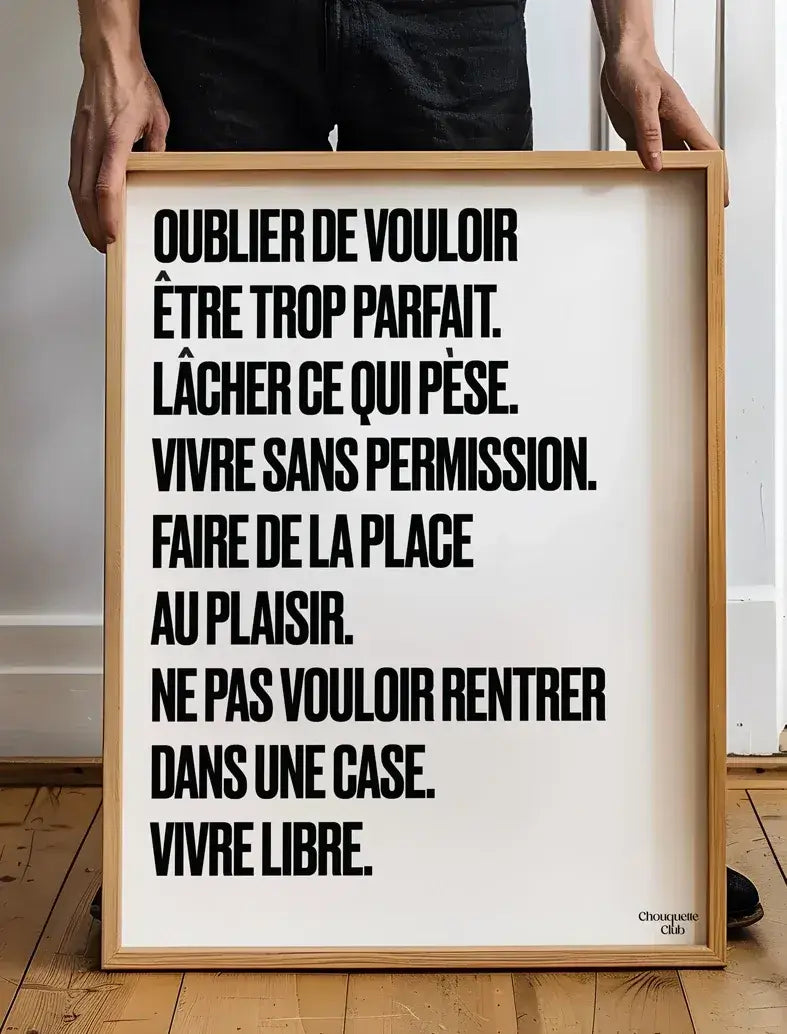 Affiche "Vivre Libre" en noir sur fond blanc.