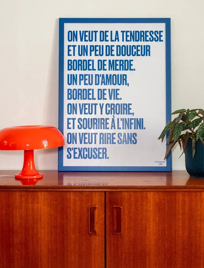 Affiche "On veut de la tendresse" encadrée.