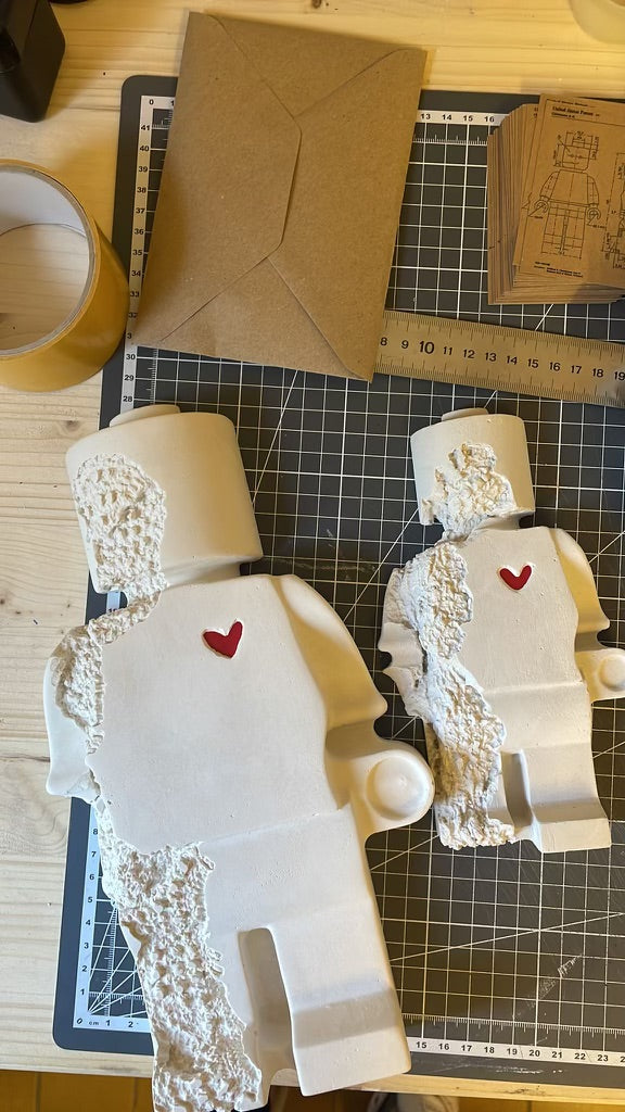 Donneurs d'amour Imparfaits 20 et 30cm présentés sur un bureau
