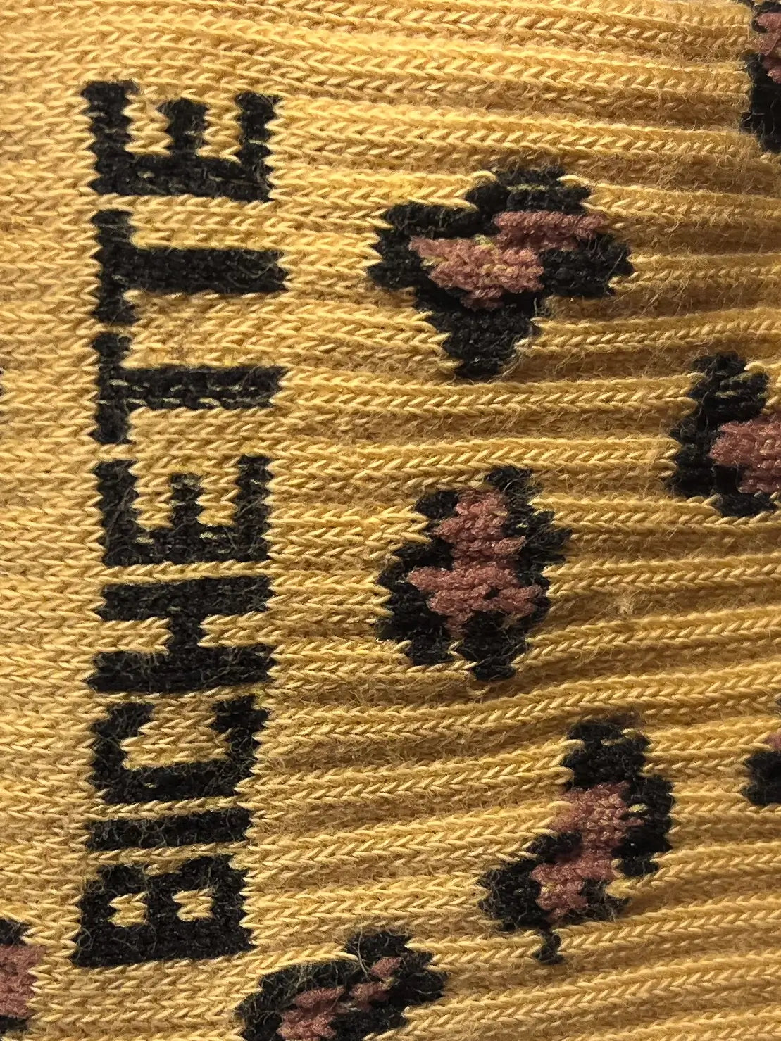 Focus sur la chaussette Félicie cousue en coton, motif léopard avec « bichette » écris en noir