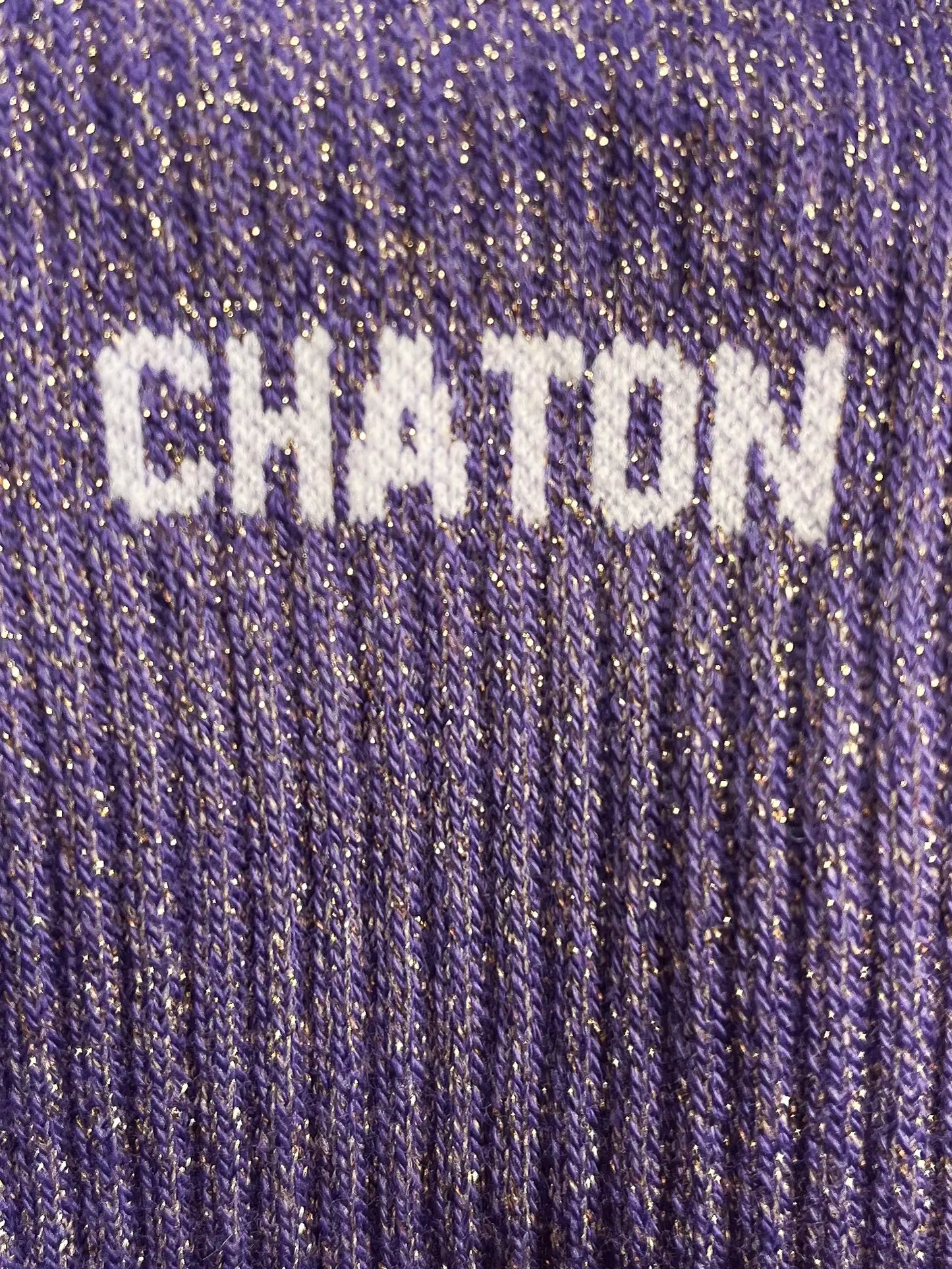 Focus sur la chaussette Félicie cousue en coton, violette à paillettes avec « chaton » écris en blanc