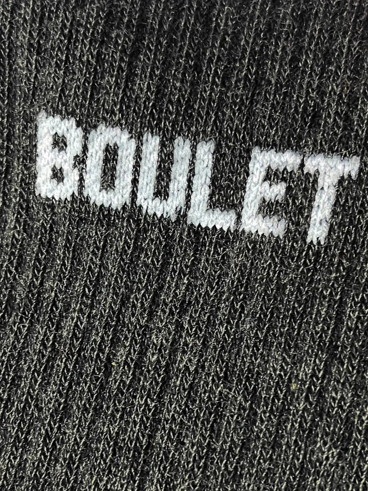 Focus sur la chaussette Félicie cousue en coton, gris anthracite avec « boulet » écrit en blanc