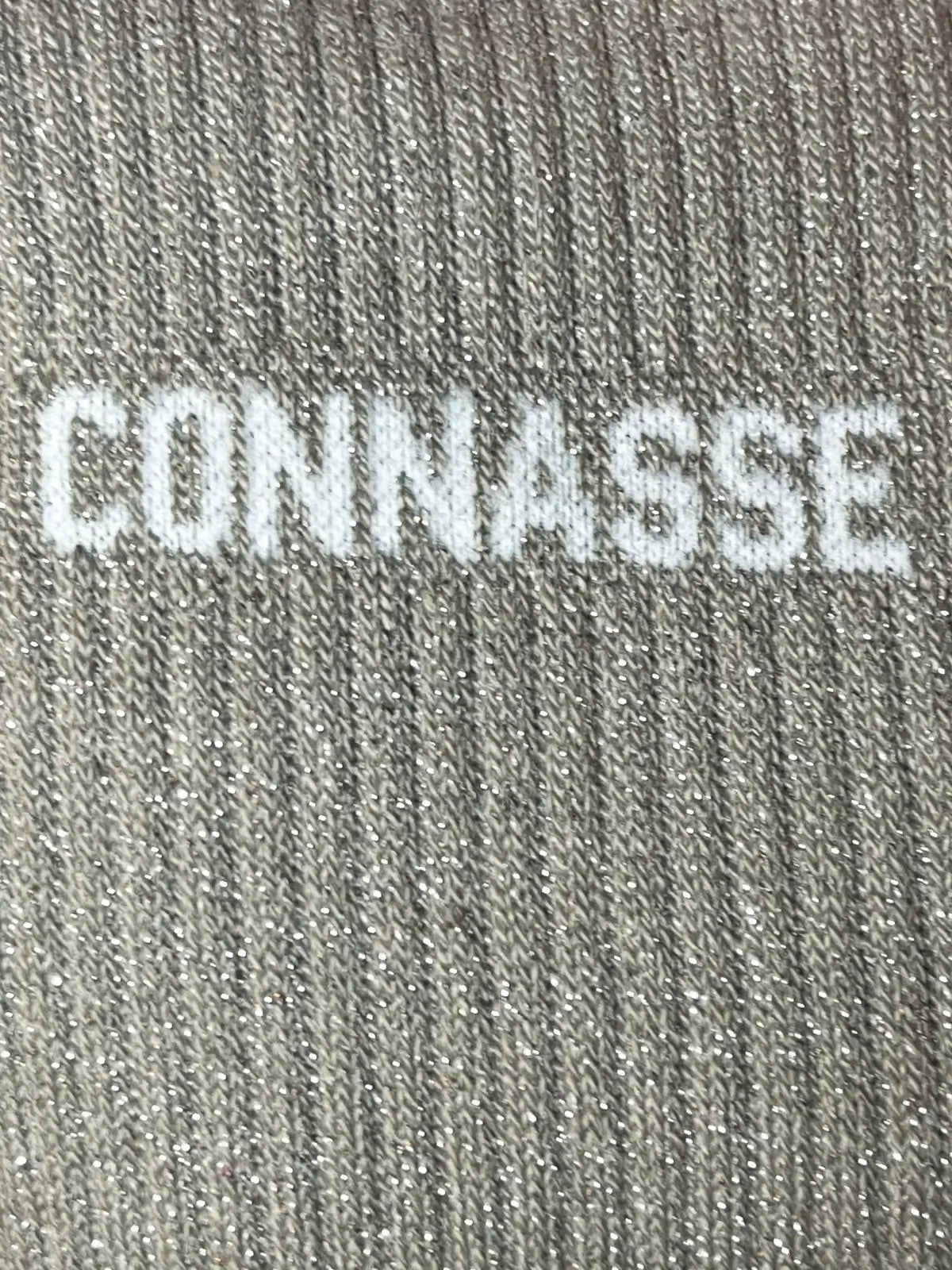 Focus sur le message "Connasse" de la chaussette à paillettes Félicie aussi argentée. Pointure homme 40/45