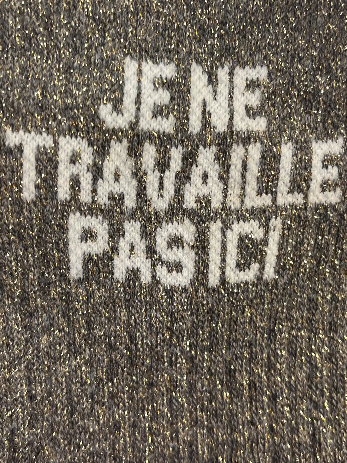 Focus sur la chaussette Félicie cousue en coton, grise à paillettes avec « Je ne travaille pas ici » écris en blanc