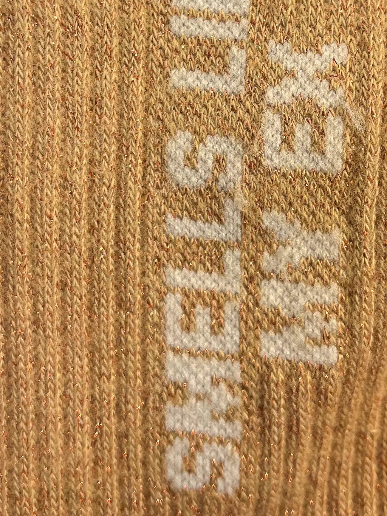 Focus sur la chaussette Félicie cousue en coton, beige avec « Smells like my Ex » écris en blanc