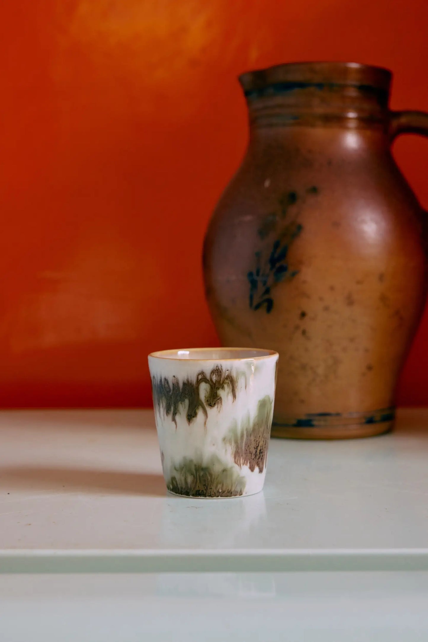 Tasse à café en céramique Surreal marbrée blanc et brun