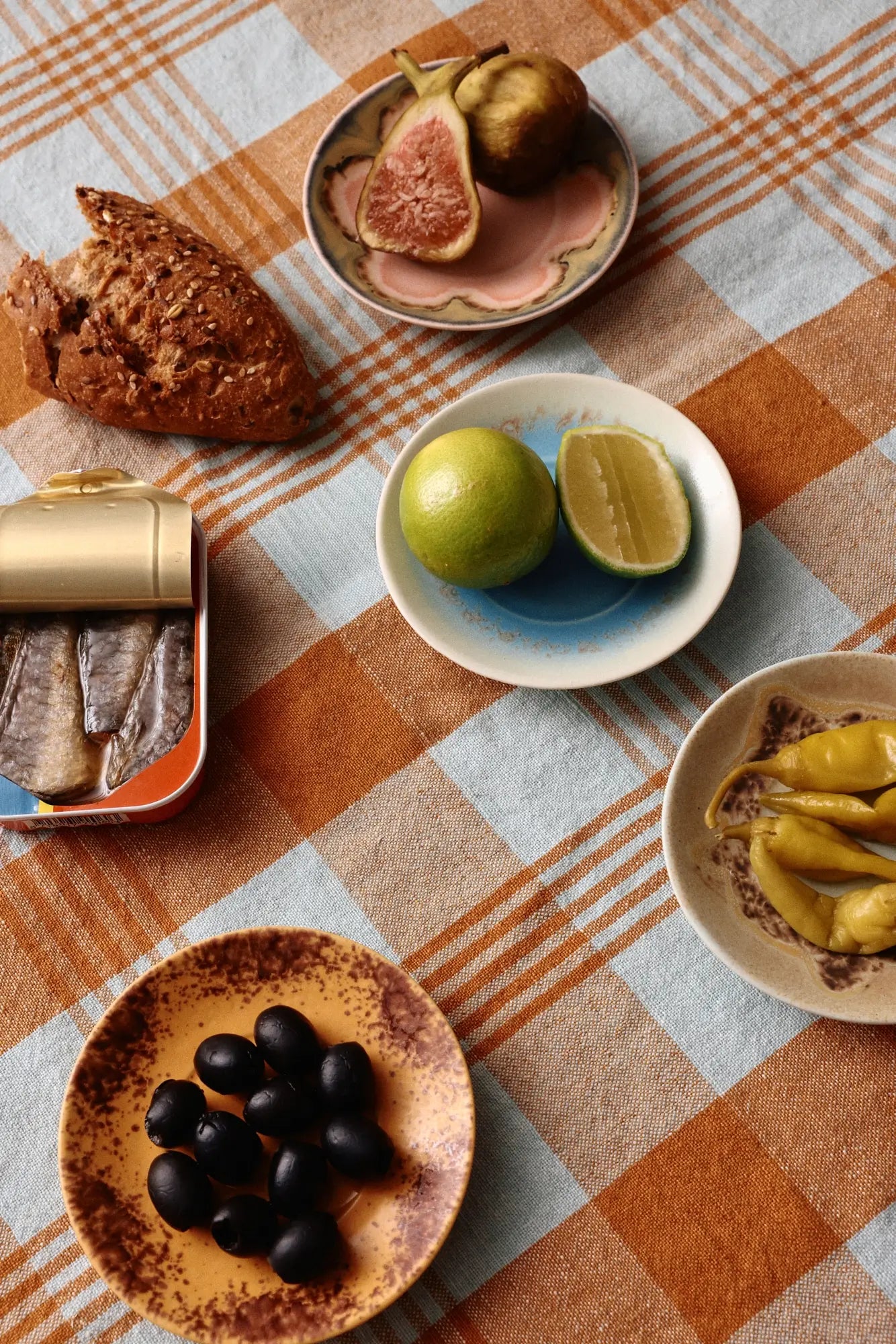 Différentes soucoupes en céramique sur une table à manger