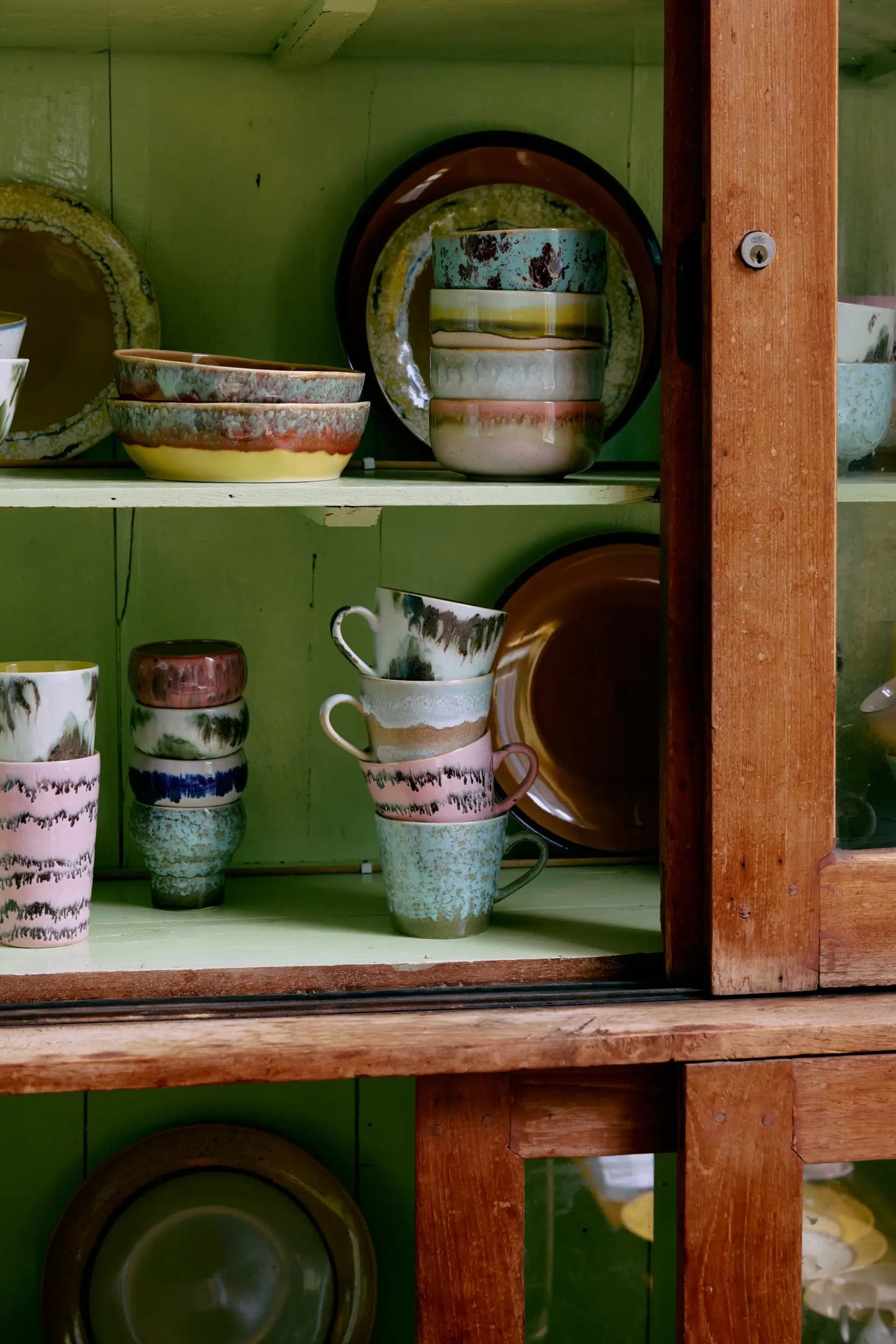 Tasses et bols HKLiving dans un vaisselier