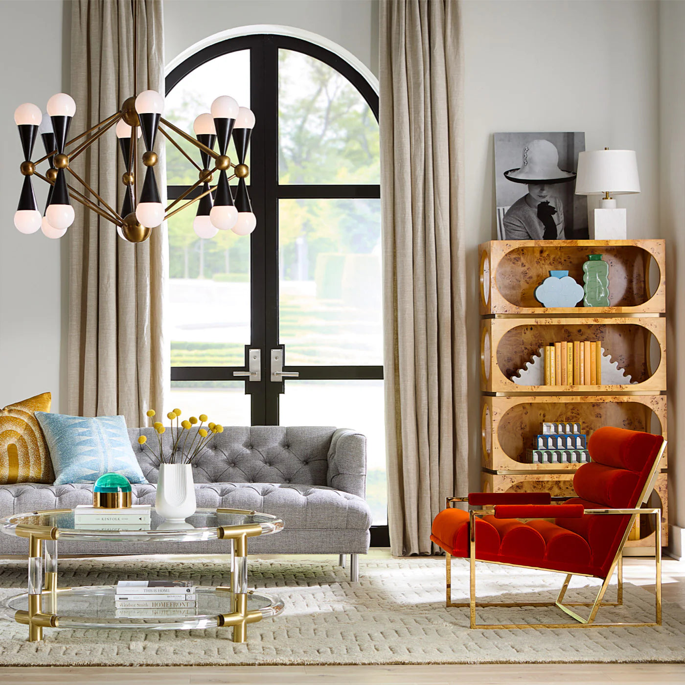 Salon avec ensemble des 3 boîtes Arcade en bois laqué de Jonathan Adler présenté dans une étagère