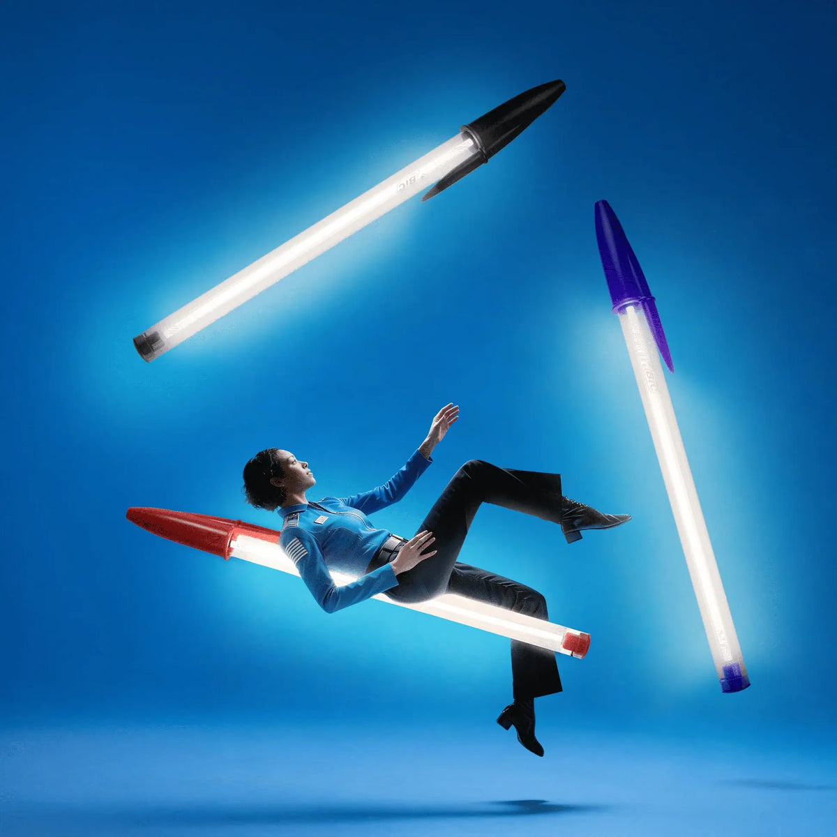 Lampe BIC Seletti disponible en bleu, noir et rouge