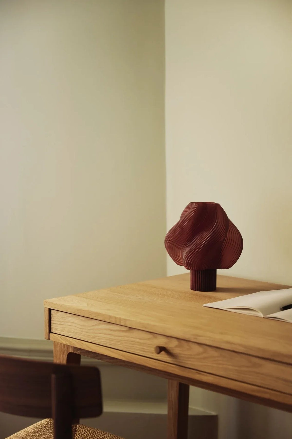 Lampe portable Soft Serve Cherry dans un intérieur