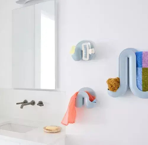 Swell et Mini Swell bleus dans une salle de bain