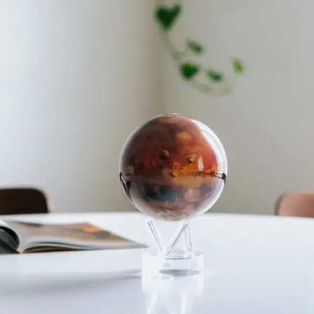 Mova globe Mars posé sur une table