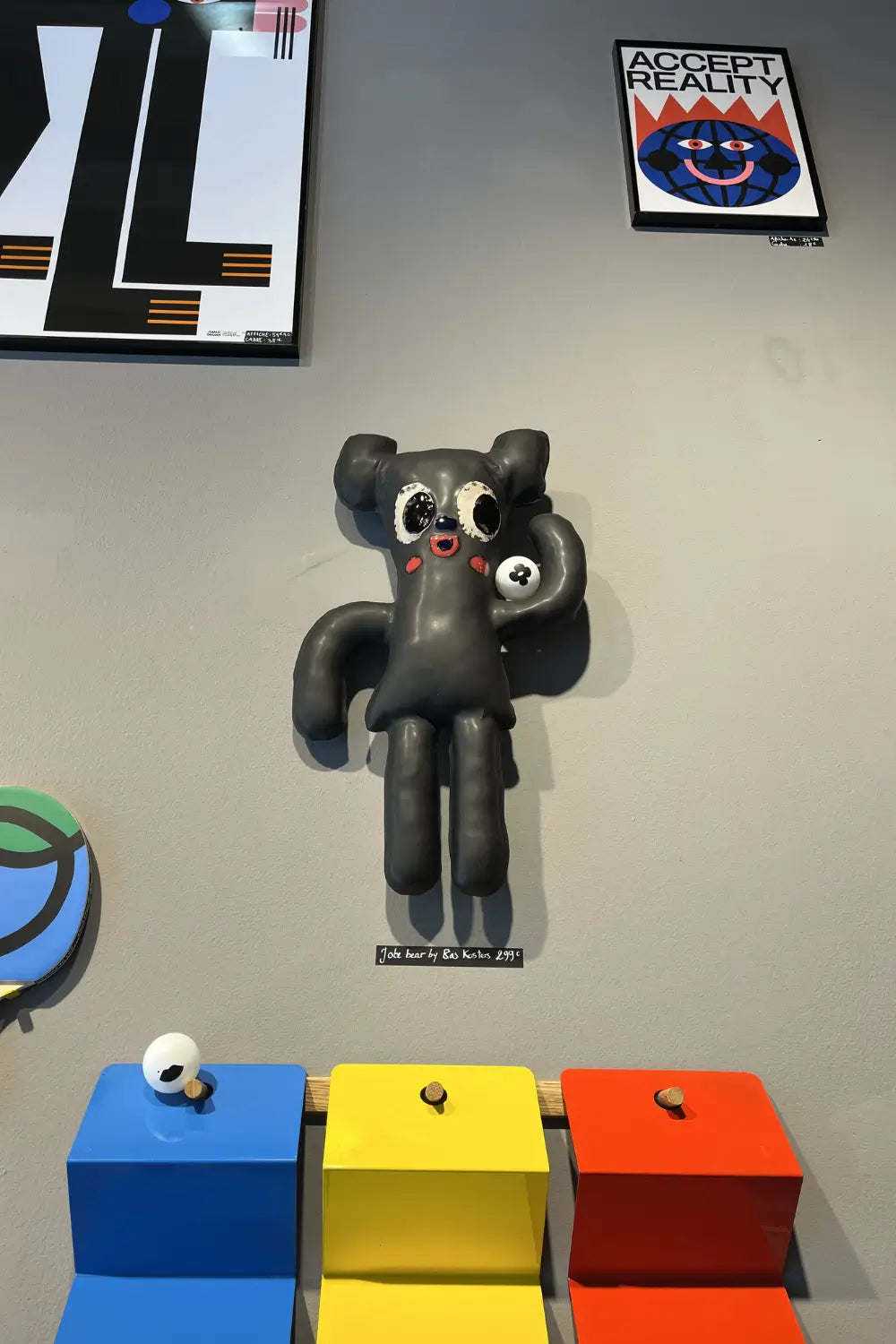 Ours Jobe noir de Bas Kosters accroché à un mur