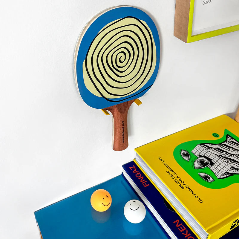 Raquette de ping-pong accrochée au mur comme décoration avec un support Art of Ping Pong