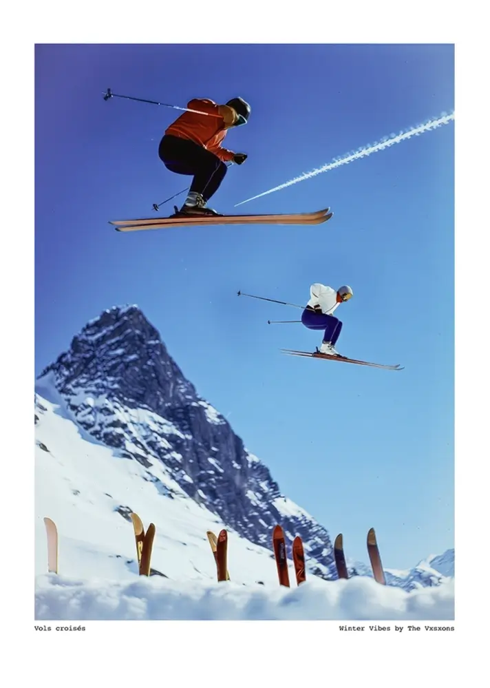 The Vxsxons "Vols Croisés - Winter Vibes" deux skieurs réalisant un saut en même temps