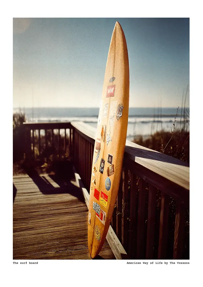 "The Surf Board - American Way Of Life" planche de surf sur une passerelle en bois