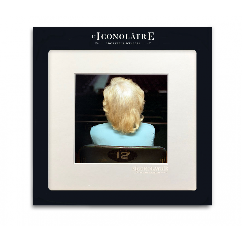 Photographie 22x22 d'une femme blonde de dos par Image Républic