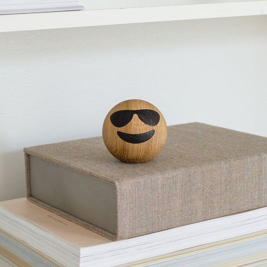 Cool : Boule en bois avec Smiley qui porte des lunettes de soleil et sourit par Spring Copenhagen