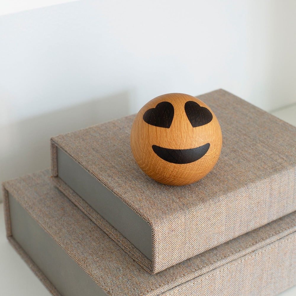 Heart Eyes : Boule en bois avec Smiley yeux en coeur par Spring Copenhagen