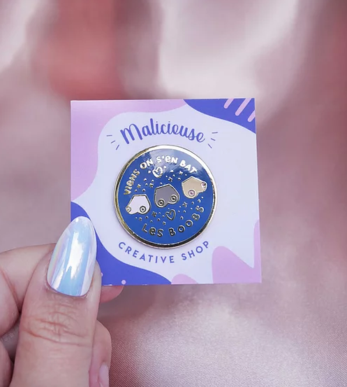 on s'en bat les boobs - pin's emaillé - Malicieuse