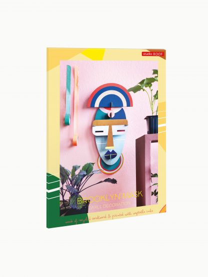 Masque Brooklyn, décoration murale colorée en carton recyclé, à monter soi-même, par Studio Roof