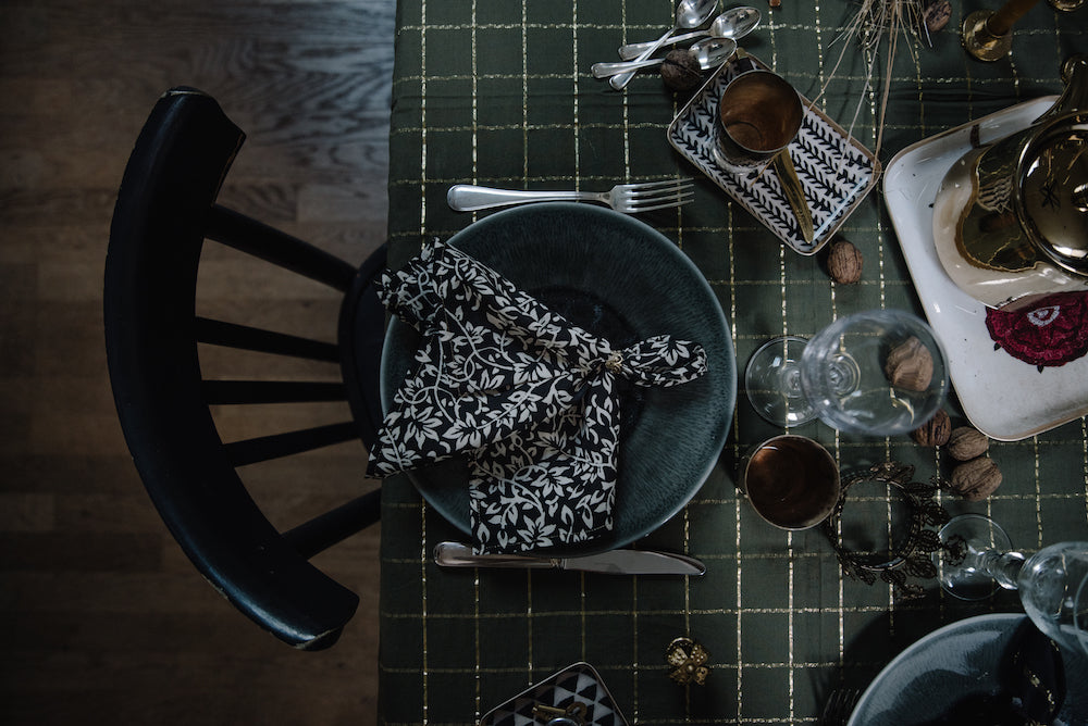 Solo epine carbone plateau métal émaillé avec motifs noirs sur fond beige par Boncoeurs