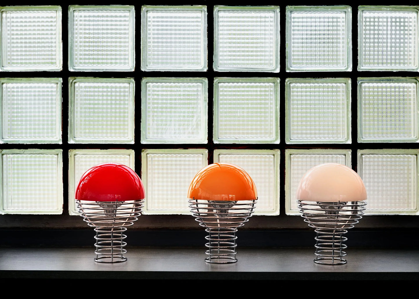 Wire PortablesVerner Panton Ø18 cm, LED rechargeable, design iconique danois, 3 couleurs, disponible à Lille.