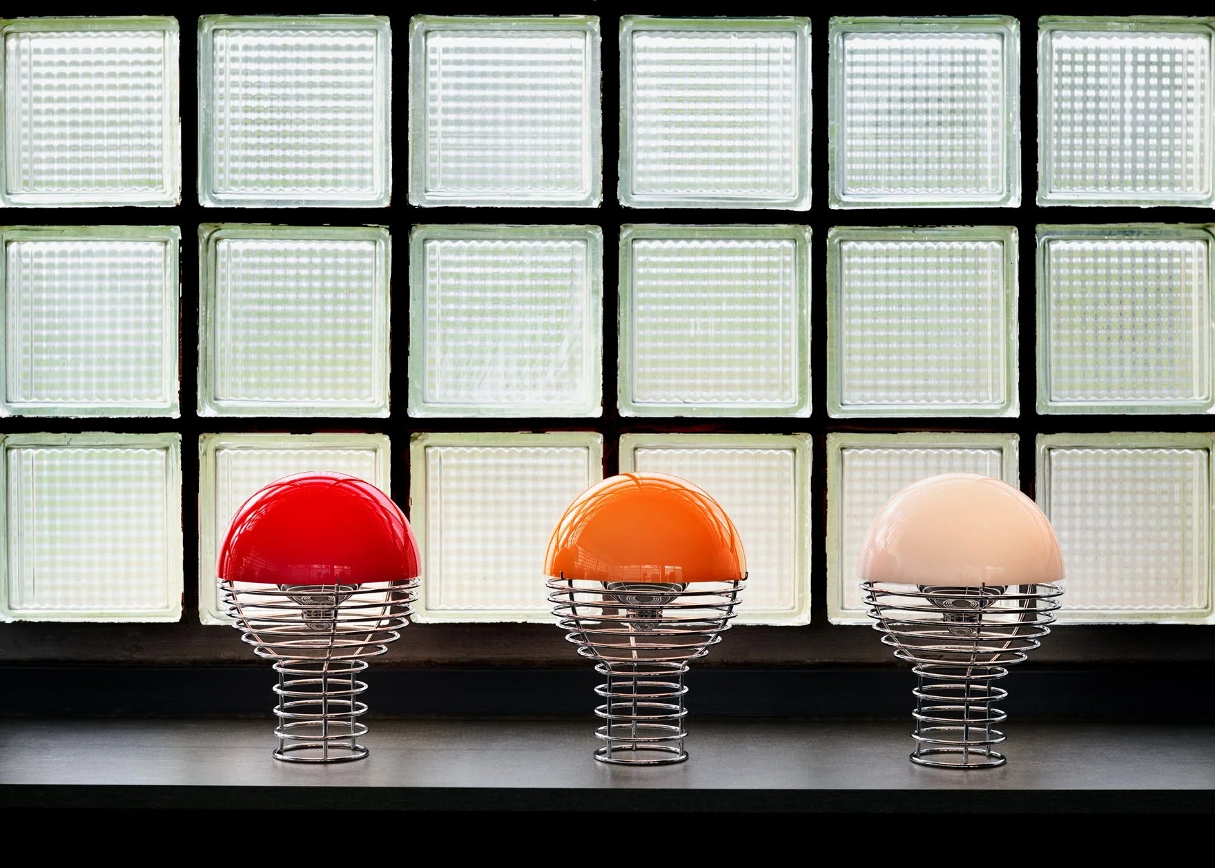 Wire PortablesVerner Panton Ø18 cm, LED rechargeable, design iconique danois, 3 couleurs, disponible à Lille.