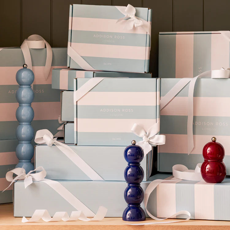 Moulin Addison Ross 35cm bleu Chambray présenté avec des paquets cadeaux