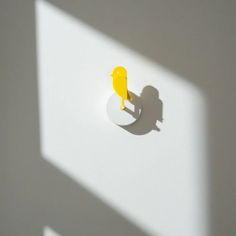 Birdie, capteur mural de CO₂ en forme d’oiseau jaune, présenté sur un mur