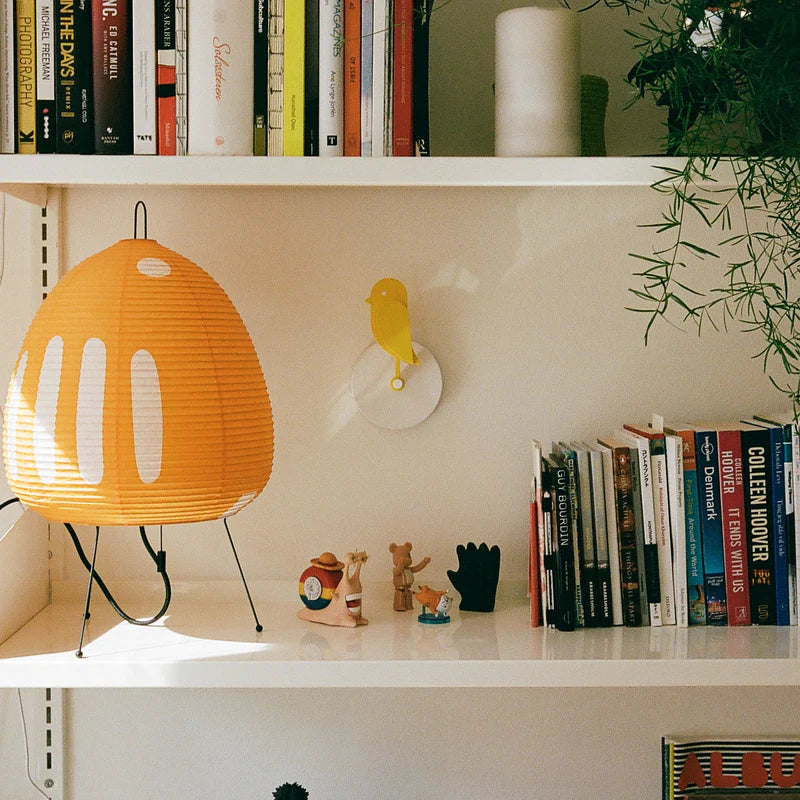 Birdie, capteur mural de CO₂ en forme d’oiseau jaune, présenté sur une étagère
