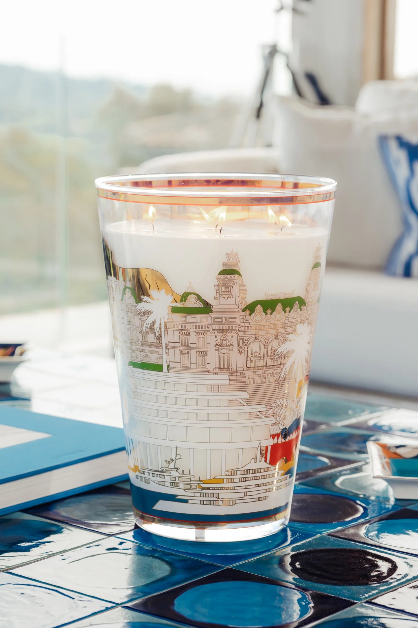Verso de la bougie Monaco de Baobab Collection avec décor de Yachts et bâtiments monegasques