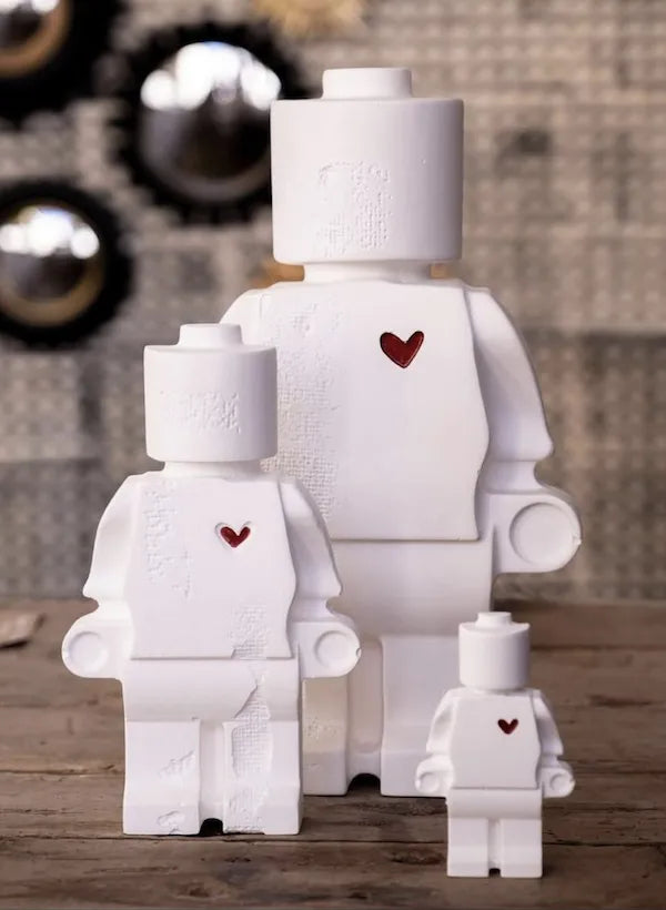 Les donneurs d'amour en plâtre blanc avec coeur rouge dans les 3 formats : 10,20 et 30cm