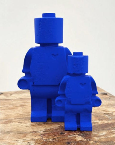 Donneur d'Amour Bleu Klein Grand - Sculpture en plâtre bleu Klein - Atelier 325