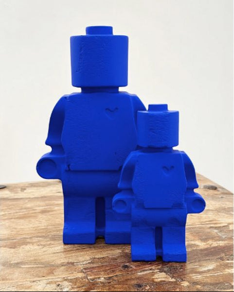 Donneur d'Amour Bleu Klein Moyen - Sculpture en plâtre bleu Klein - Atelier 325