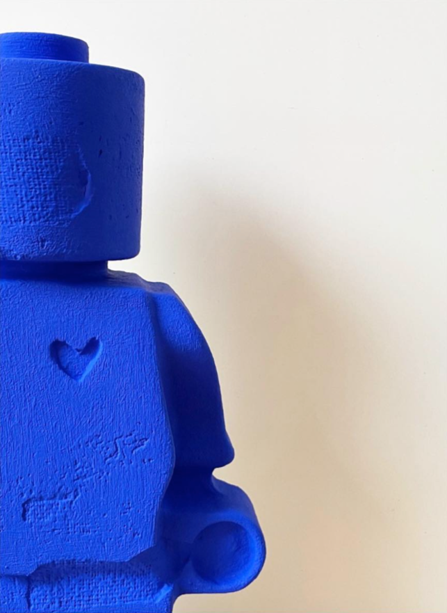 Donneur d'Amour Bleu Klein Moyen - Sculpture en plâtre bleu Klein - Atelier 325