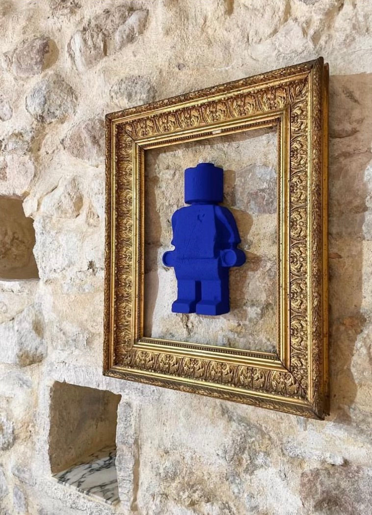 Donneur d'Amour Bleu Klein Moyen - Sculpture en plâtre bleu Klein - Atelier 325