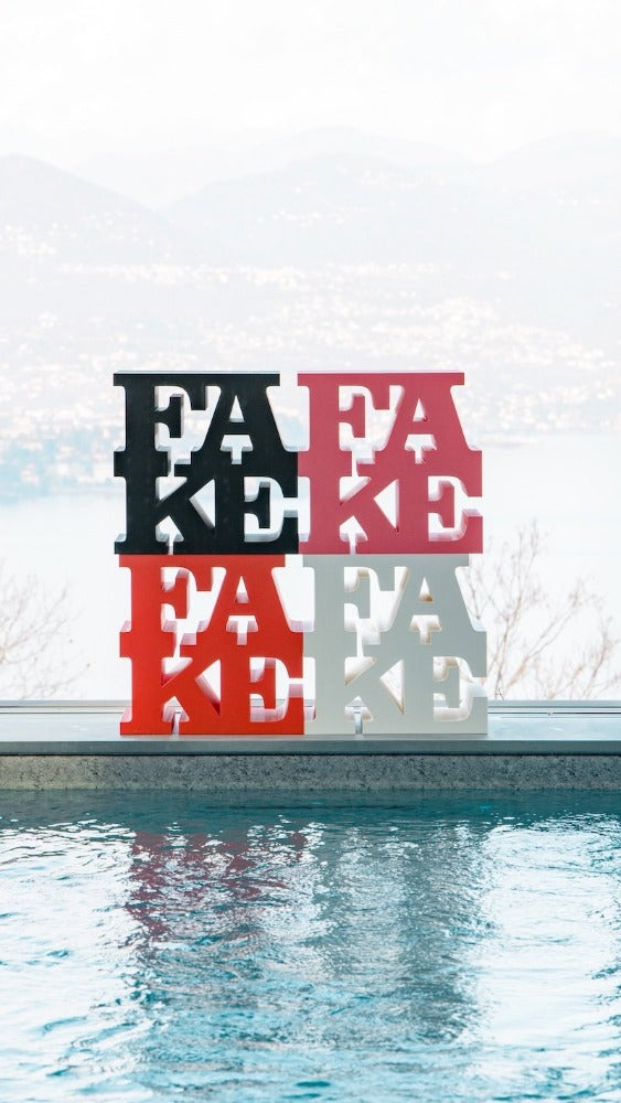 FAKE Blanc - Tabouret/Table d'Appoint ou sculpture en polyethylène - Uto Balmoral x Sturm Milano
