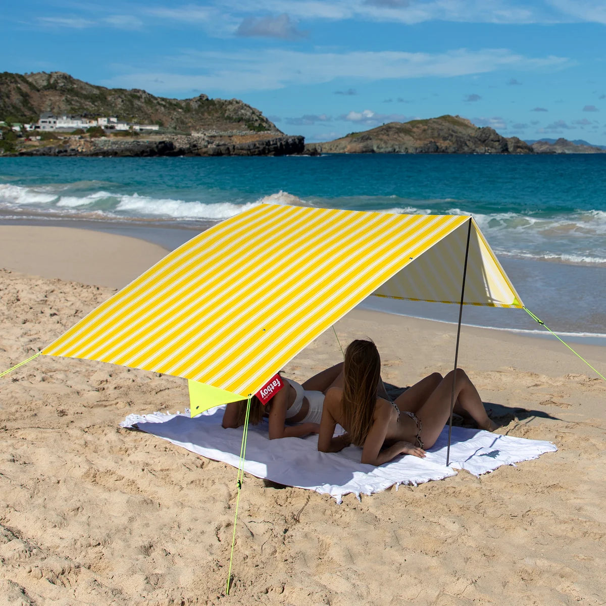 Tente de plage Miasun Soller Fatboy sur une plage