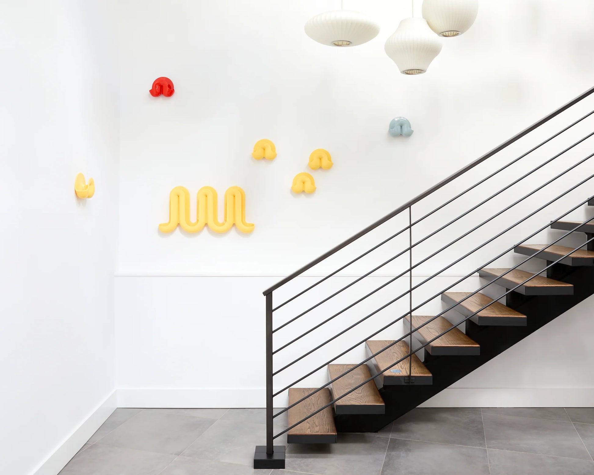 Porte manteau mural Swell Jaune Heller - avec Mini Swell - support multifonctions en forme de vague pour ranger manteaux, sacs ou clés. En ABS 100% recyclable signé Anna Dawson