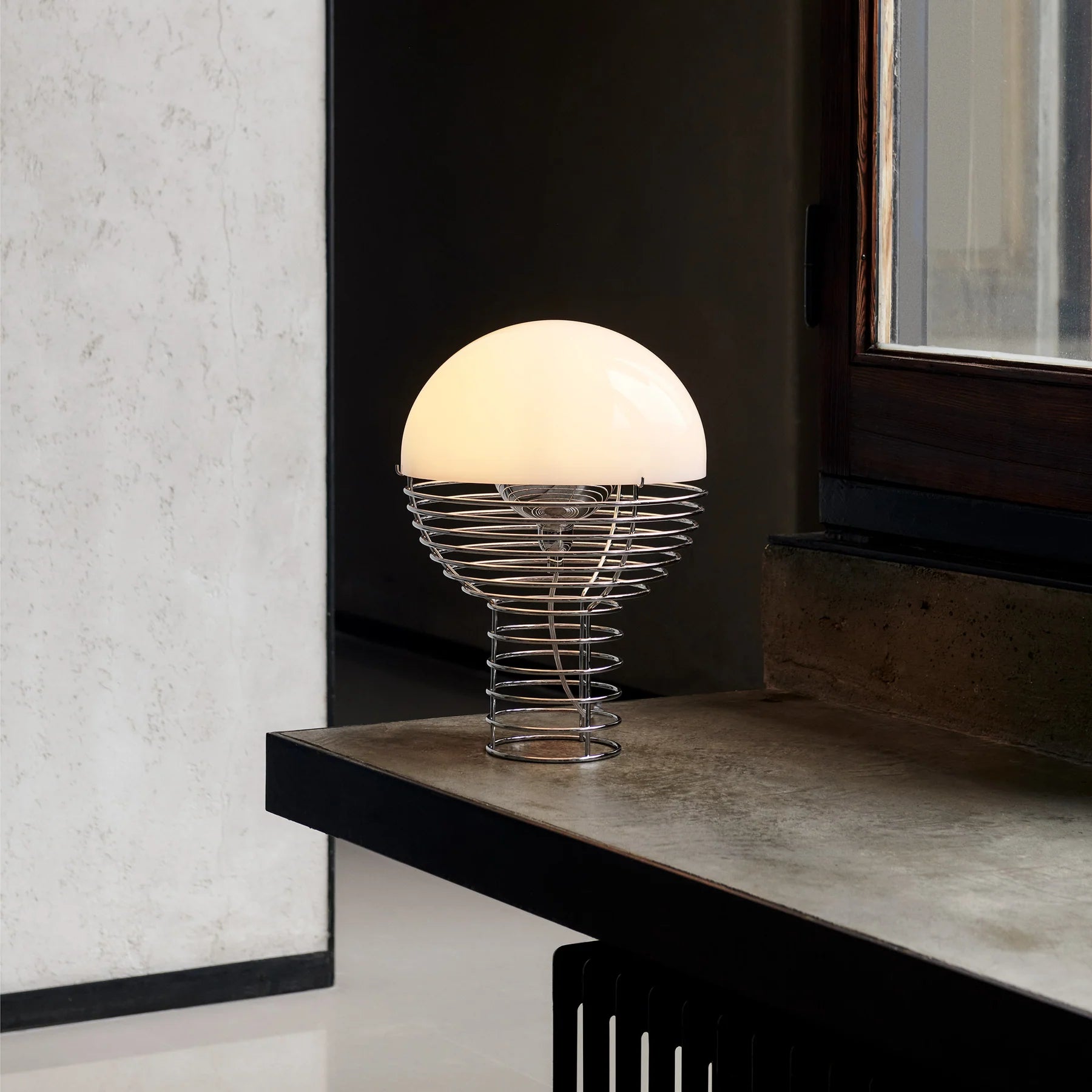 Lampe Wire Verner Panton blanche Ø30 cm, design danois iconique des années 70, disponible à Lille.